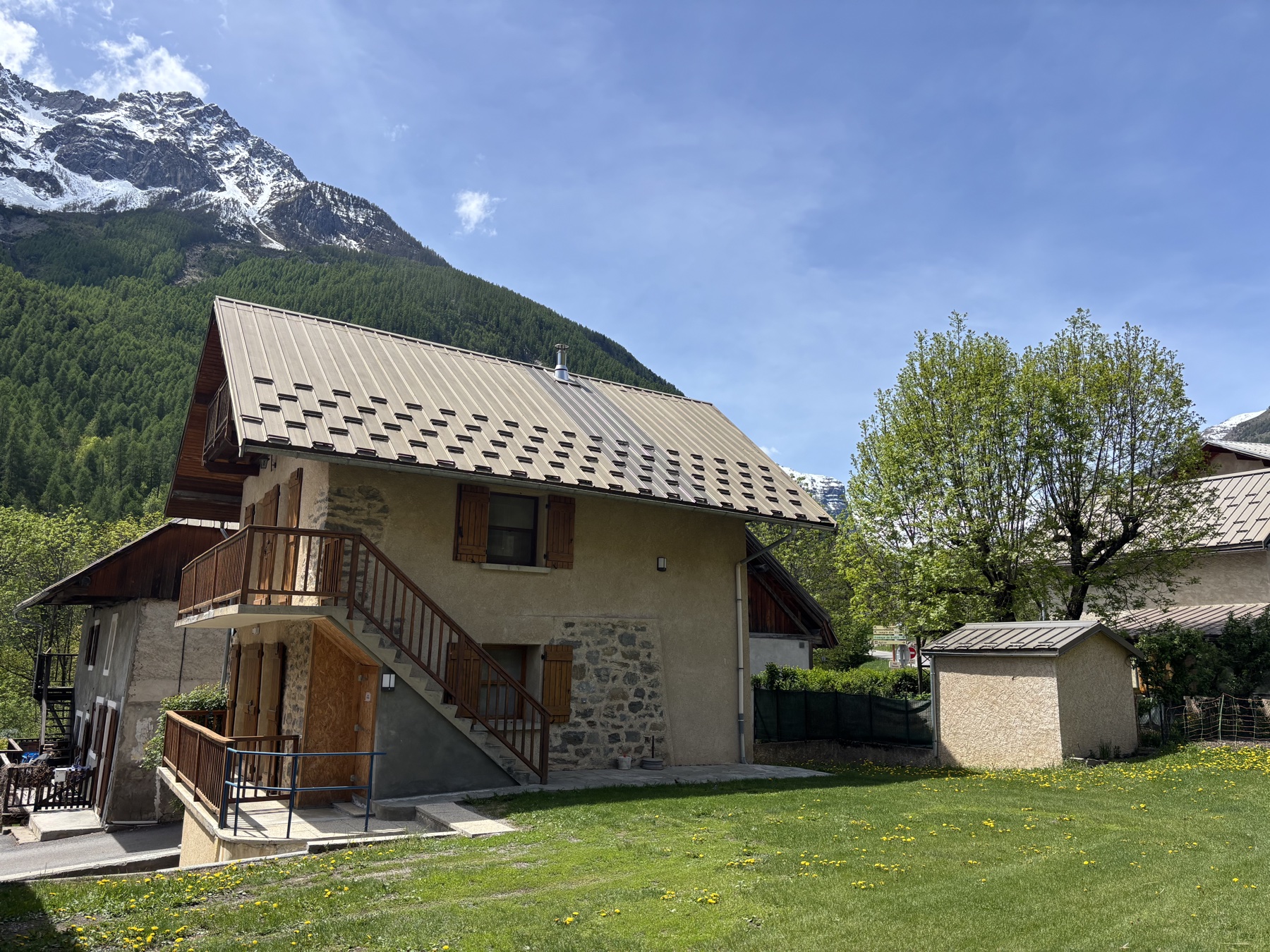 Façade du Boisseton avec vue sur les montagnes enneigées