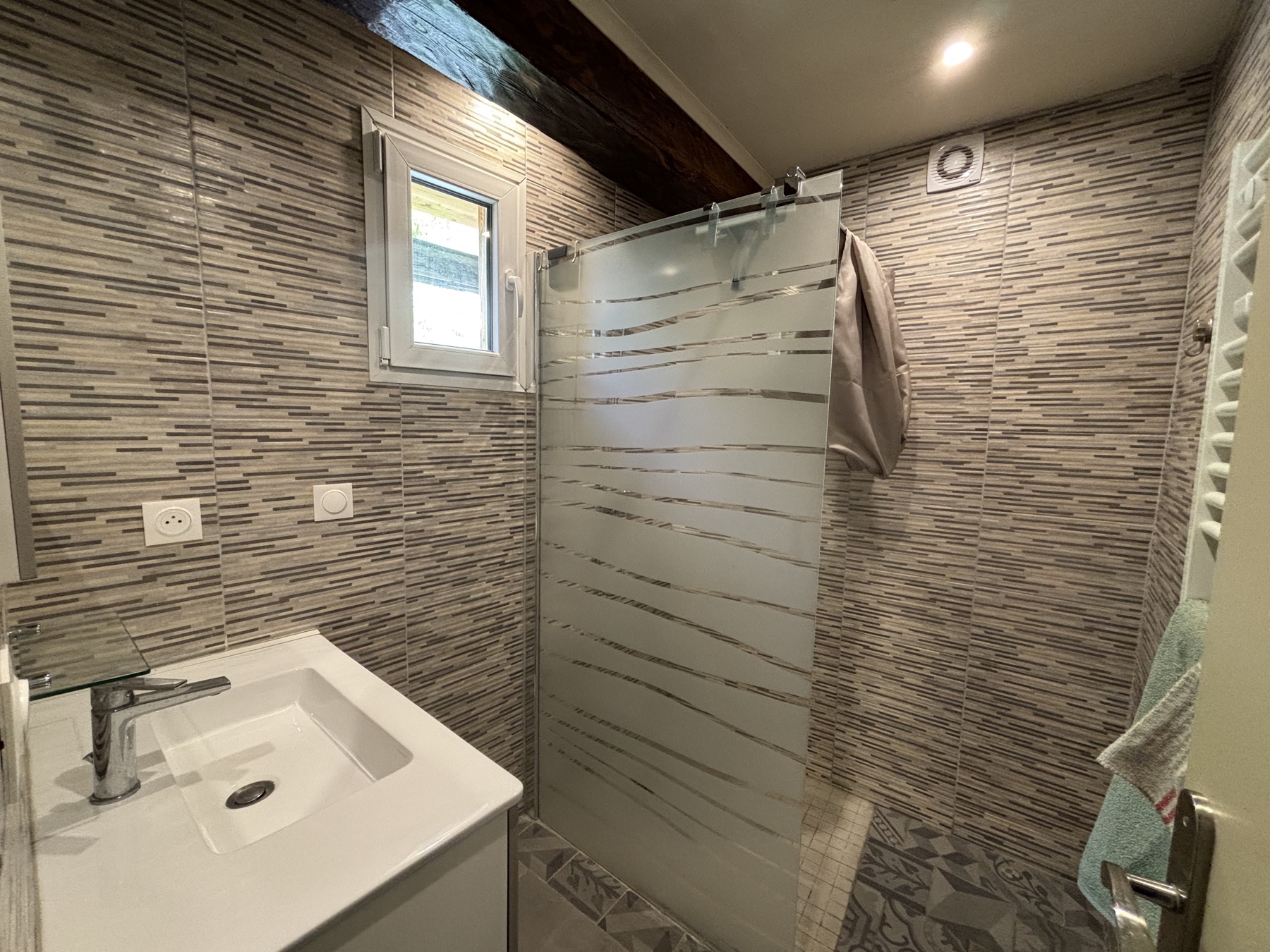 Salle de bain avec douche et faïence