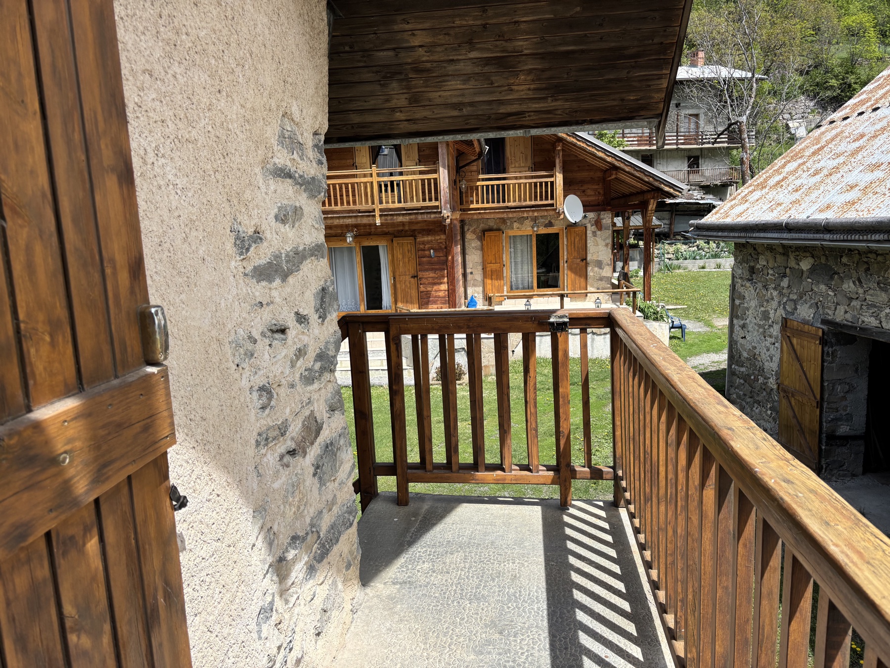 Balcon du gîte avec vue sur le jardin